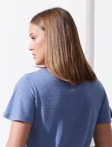 Remera color beige de tejido melange con escote en V y aplique de crochet en el frente.