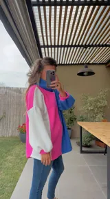 Polerón de cuello alto con diseño color block en blanco, beige y fucsia.