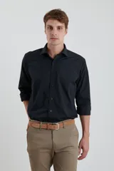 Camisa de vestir Harrington Label, color azul, de corte clásico, con cuello italiano y mangas largas.