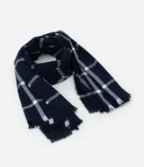 Bufanda larga azul marino con estampado de cuadros blancos y terminaciones con flecos.