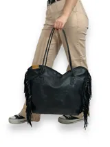 Bolso negro tipo tote de cuero con flecos laterales y etiqueta con logo de la marca.