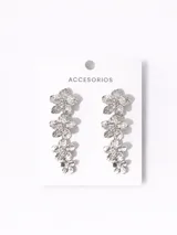 Aros colgantes plateados con forma de flores.