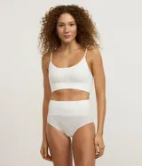 Bombacha alta de corte vedetina en color blanco, confeccionada en poliamida sin costuras con textura acanalada y cintura elástica ancha.