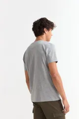 Remera básica de manga corta y cuello redondo, confeccionada en algodón con textura suave.