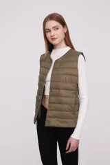 Chaleco acolchado color verde militar con cierre de botones a presión.