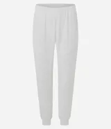 Conjunto de pijama largo compuesto por una blusa de manga larga con cuello redondo y un pantalón estilo jogger con cintura elástica. Ambas piezas están confeccionadas en tejido fleece texturizado de tacto suave.