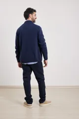 Cardigan de tejido de punto color azul piedra melange, con cuello mao y cierre frontal de botones.