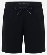 Bermuda masculina de algodón con felpa, color negro, corte slim fit. Presenta cintura elástica con cordón ajustable, bolsillos y etiqueta aplicada.