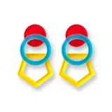 Par de aros colgantes con formas geométricas de acrílico en colores rojo, celeste y amarillo.