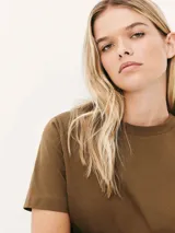 Camiseta de manga corta con cuello redondo, confeccionada en algodón de alta calidad con un corte clásico y versátil.