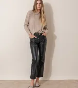 Pantalón de cuero ovino italiano negro, de corte recto y tiro medio, con bolsillos laterales y presillas para cinturón.