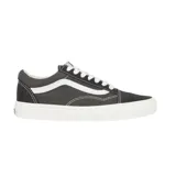 Championes urbanos Vans modelo Old Skool, color negro con la característica banda lateral blanca y suela de goma blanca. Confeccionados en una combinación de lona y gamuza, con cierre de cordones.