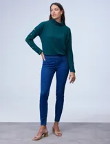 Jegging slim fit de tiro alto color azul, con pretina elastizada, bolsillos delanteros simulados y bolsillos traseros aplicados.
