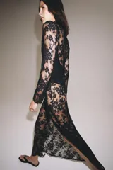 Vestido largo ZARA Woman Collection de encaje negro, con escote en V, manga larga y silueta recta con cierre lateral.