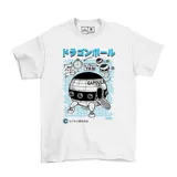 Remera blanca de manga corta con estampado gráfico frontal inspirado en Dragon Ball, que incluye la nave de Capsule Corp, texto en japonés y detalles técnicos sobre un fondo de cuadrícula azul.
