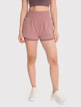 Short deportivo de tiro alto con calza interna incorporada. Cuenta con pretina ancha elástica y bolsillos funcionales.