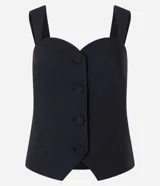 Blusa sin mangas de estilo sastrería, color negro, con escote corazón, breteles anchos y cierre frontal con botones forrados. Presenta un diseño estructurado con bajo en punta en forma de V.