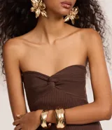 Vestido midi de punto color verde, sin breteles, con diseño ajustado al cuerpo y detalle torcido en el busto.