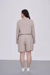 Short color visón de tiro alto, corte recto y largo hasta la rodilla.