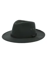 Sombrero de ala ancha verde oscuro, confeccionado en canvas engrasado con detalles de ojales metálicos laterales y cinta trenzada oscura alrededor de la copa.