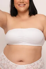 Soutien strapless blanco sin aro, estilo top, con copa moldeada y confeccionado en algodón elastizado doble. Tiene bolsillo para colocar copa y armar el busto.