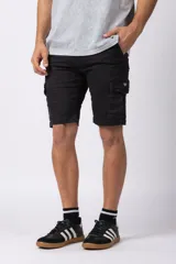 Bermuda cargo de gabardina color negro, con bolsillos laterales tipo cargo con solapa y cierre de broche metálico. Presenta cintura con pasadores para cinturón y etiqueta tejida decorativa en uno de los bolsillos.