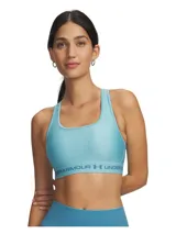 Top deportivo Under Armour Crossback Mid de color celeste, con diseño de espalda cruzada, copas extraíbles y banda elástica inferior con el nombre y logo de la marca.