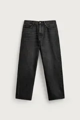 Jeans baggy fit de corte holgado en color negro con efecto lavado, confeccionados en denim de algodón rígido, con diseño clásico de cinco bolsillos y cierre frontal con cremallera y botón.