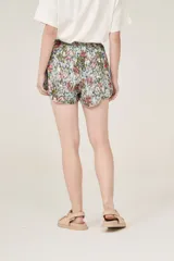 Short de tela estampada con flores y cintura elastizada.