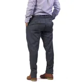 Pantalón de vestir azul marino, de corte recto, con bolsillos laterales y traseros. Se ajusta a la cintura con cinturón de cuero marrón. Tiene un cierre con botones en el tobillo.