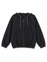 Campera tipo hoodie con cierre frontal, confeccionada en denim de efecto lavado color negro. Presenta capucha con cordones ajustables en tono verde oliva, mangas largas con puños elásticos y ruedo también elástico. Incluye bolsillos frontales tipo canguro.
