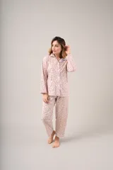 Pijama de dos piezas celeste con estampado floral, compuesto por camisa de manga larga abotonada y pantalón largo.