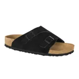 Sandalia de estilo anatómico con dos tiras anchas de gamuza negra y hebillas metálicas ajustables. Cuenta con plantilla de corcho moldeada y suela de goma antideslizante.
