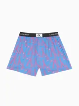 Boxer de algodón tejido con estampado gráfico de monograma en tonos vibrantes de azul y rosado. Presenta cintura elástica negra con logo Calvin Klein repetido y bragueta funcional.