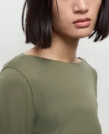 Camiseta Ani de diseño entallado, con cuello barco y manga larga.