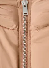 Chaqueta puffer corta color tostado con capucha, bolsillos laterales con ribete, cierre frontal con cremallera y diseño oversize acolchado.