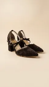 Zapato de tacón cuadrado de 8 cm, confeccionado en gamuza color marrón oscuro. Presenta un diseño de punta fina con escote en V y tiras cruzadas en diagonal que se ajustan al tobillo con hebilla metálica.