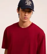 Remera de corte relaxed, confeccionada en algodón de tejido grueso con cuello redondo y mangas cortas.