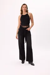 Pantalón de jean negro de pierna ancha con apliques de brillo y lazo desmontable.