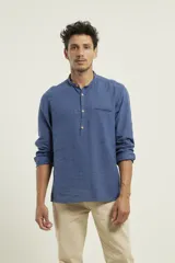 Camisa de lino color salmón con cuello mao, manga larga y bolsillo de parche en el pecho.