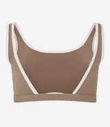 Top deportivo de microfibra color beige con detalles en contraste color marrón. Presenta escote redondo delantero, espalda con escote en V y copas desmontables.