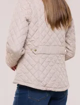 Campera capitoneada verde militar de la línea Weatherproof, con diseño a rombos, cuello alto mao, cierre frontal con cremallera y botones a presión dorados, bolsillos frontales con solapa y trabas de ajuste en la cintura.