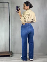 Pantalón de jean azul de corte wide leg, con cintura alta y terminación desflecada en el ruedo.