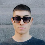 Lentes de sol unisex con montura cuadrada de plástico reciclado color verde oscuro y cristales verdes. Incluye estuche.