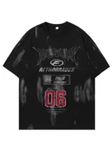 Remera negra de corte oversize con efecto tie-dye o desteñido en tonos grises. Presenta un estampado frontal grande con tipografía estilo metal/rock, el número "06" en rojo y texto en inglés.