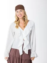 Blusa color blanco confeccionada en bambula liviana, con textura suave y caída fluida, escote en V con volados y mangas largas con puños elásticos.