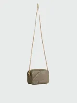 Cartera crossbody de cuero negro con diseño rectangular, cierre superior y correa de cadena dorada. Presenta el detalle de una estrella característica de la marca grabada en el frente.