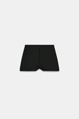 Shorts negros de tiro alto con cierre lateral mediante cremallera oculta y forro interior combinado a tono.