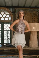 Minifalda negra de encaje con volados y cintura alta.