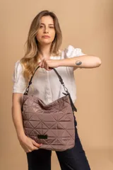 Cartera capitoneada color beige, con diseño geométrico y asa resistente. Amplia y cómoda, ideal para el uso diario.